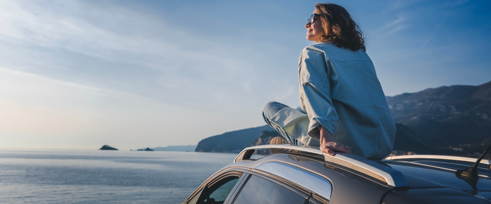 Djevojka sjedi na automobilu