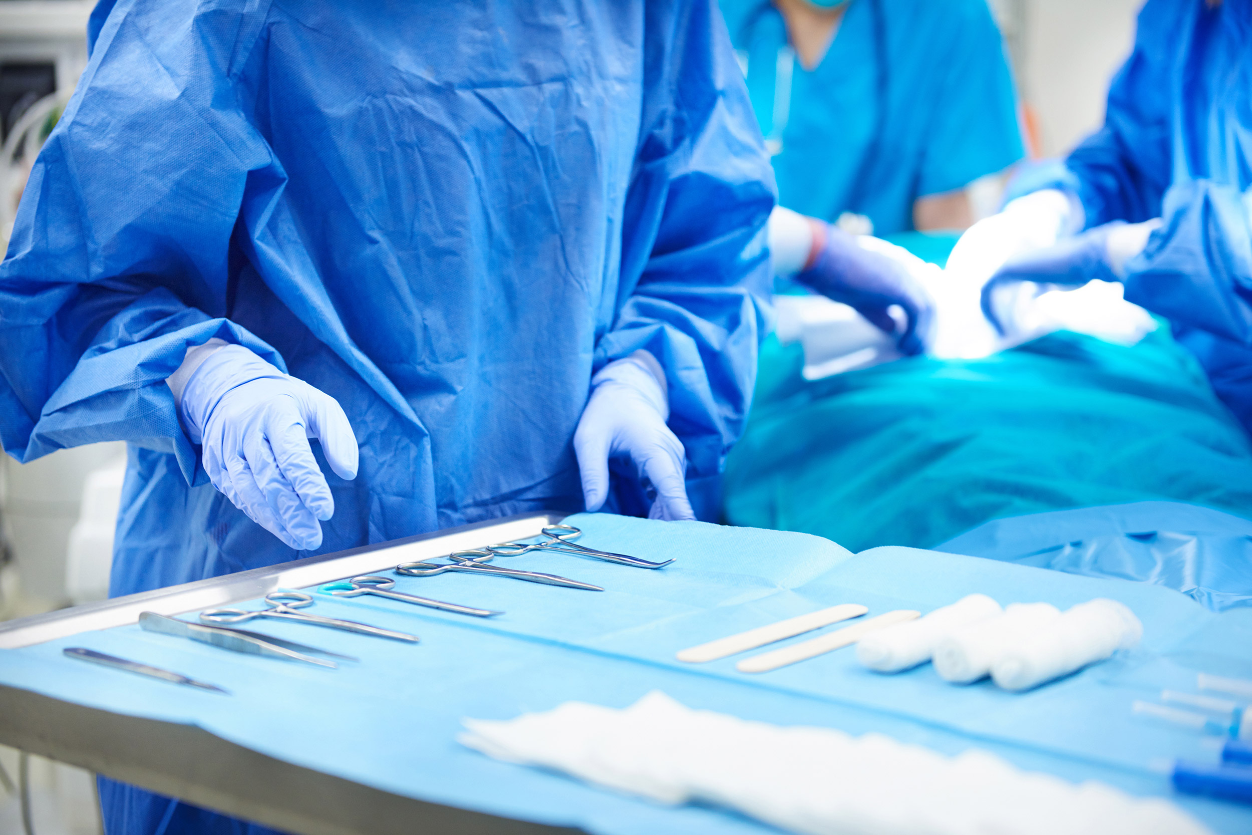 Operacijska dvorana, kirurzi, pacijent, medicinska oprema na stolu