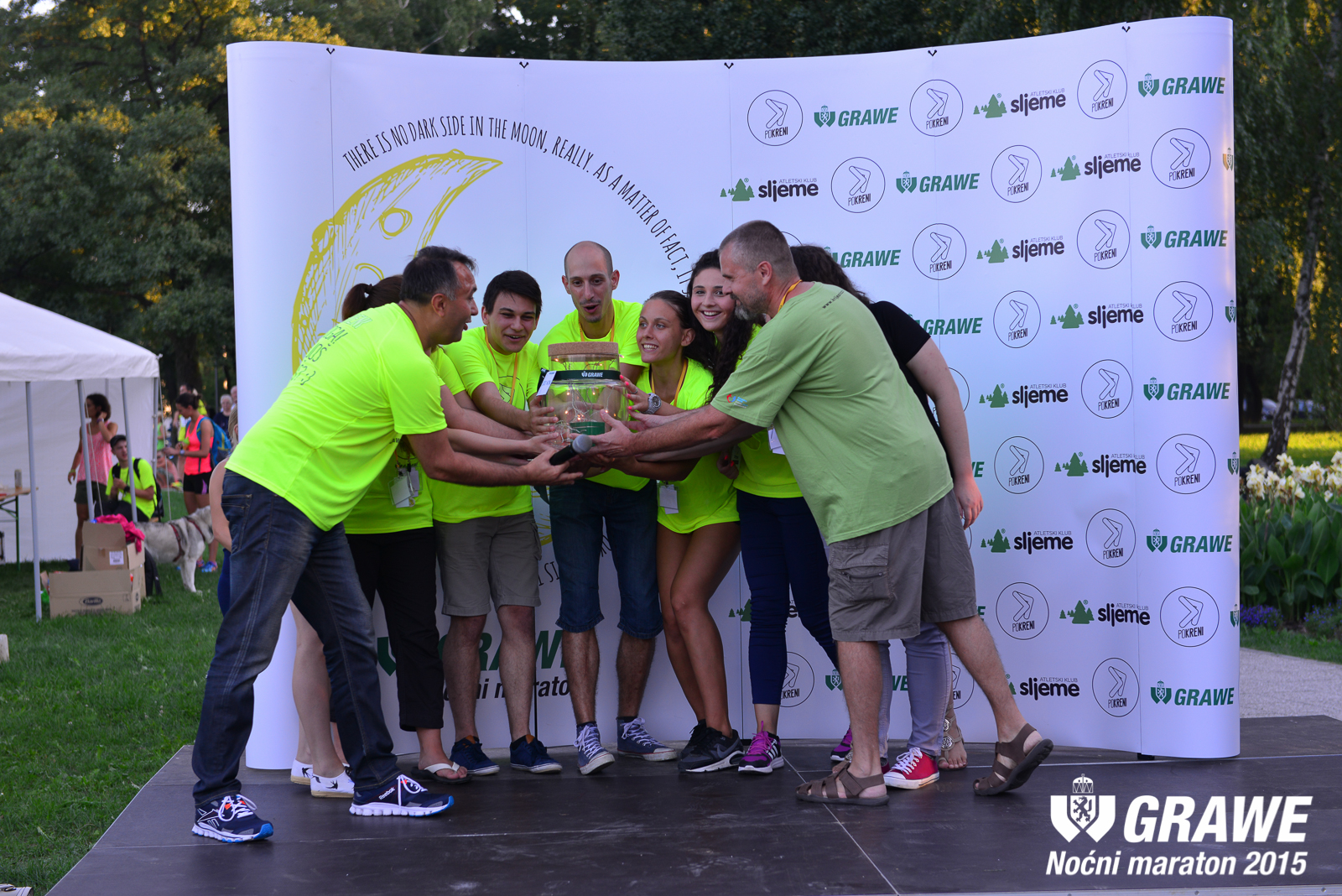 Dodjela donacije tijekom 2. GRAWE NOĆNOG MARATONA u kolovozu 2015. godine Udruzi Krijesnica