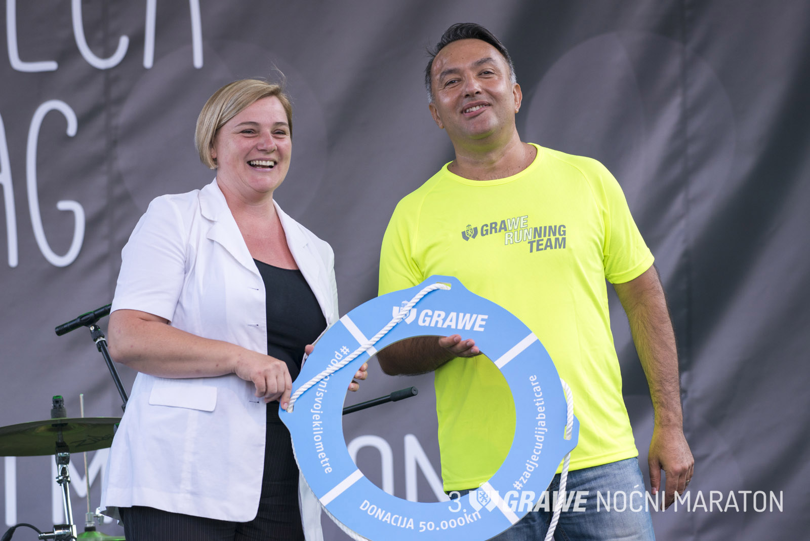 Dodjela donacije tijekom 3. GRAWE NOĆNOG MARATONA u kolovozu 2016. godine Hrvatskom savezu dijabetičkih udruga