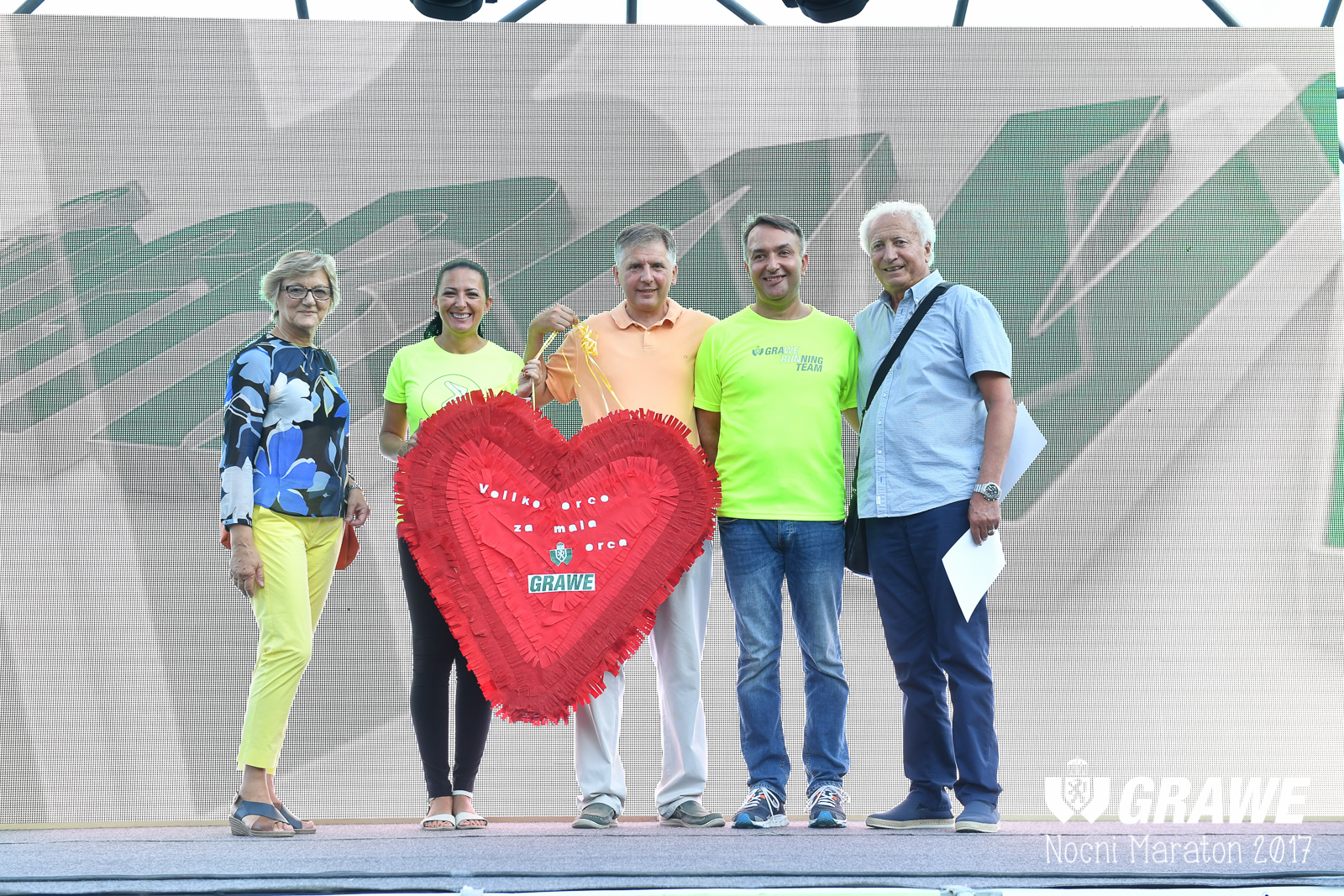 Dodjela donacije tijekom 4. GRAWE NOĆNOG MARATONA u kolovozu 2017. godine Udruzi Veliko srce malom srcu